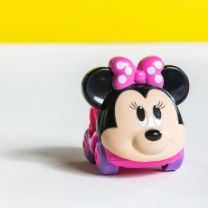 DISNEY BABY Autíčko Minnie Go Grippers™ 6m+ DISNEY BABY Autíčko Minnie Go Grippers™ 6m+