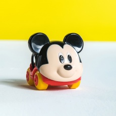DISNEY BABY Autíčko Mickey Go Grippers™ 6m+ DISNEY BABY Autíčko Mickey Go Grippers™ 6m+